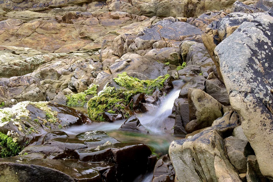 Cascade entre les rochers