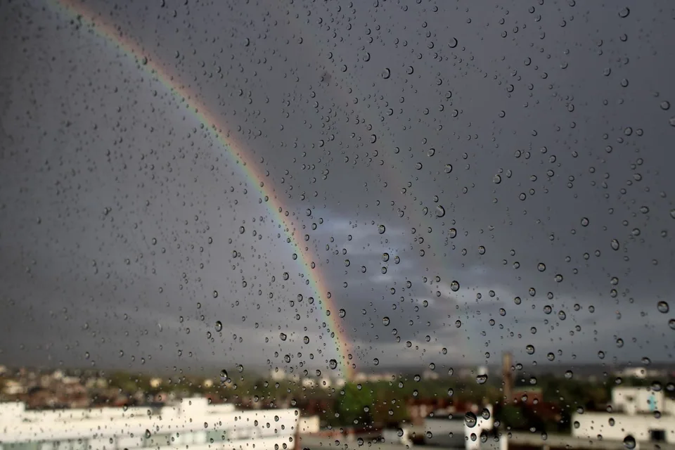 Arc-en-ciel sous la pluie