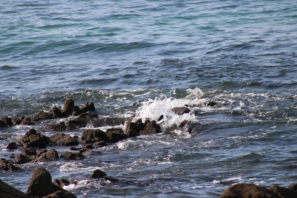 Vagues sur les rochers